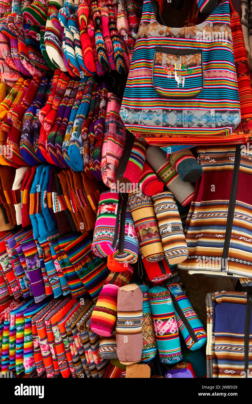 Colorido estuches, bolsas, manoplas, el mercado de las brujas, Paz, Bolivia, América del Sur Fotografía de - Alamy