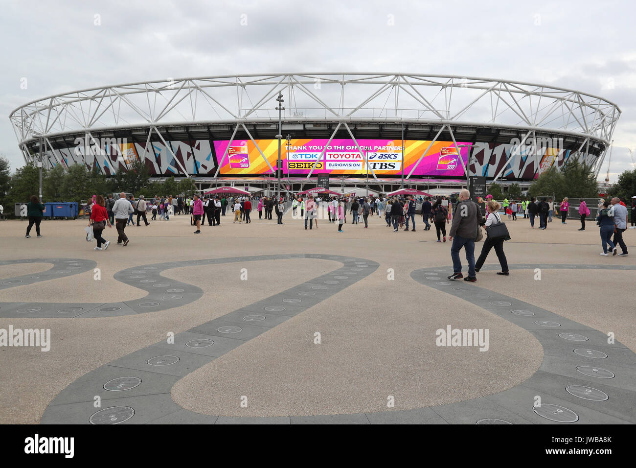 Los Fans llegan para el día ocho de los Campeonatos Mundiales de la IAAF de 2017 en el estadio de Londres. Asociación de la prensa de la foto. Imagen Fecha: Viernes 11 de agosto de 2017. Consulte PA historia mundial de atletismo. Crédito de la foto debe leer: Jonathan Brady PA/Cable. Restricciones: sólo para uso editorial. No hay transmisión de imágenes en movimiento o sonido y no hay video de la simulación. Foto de stock