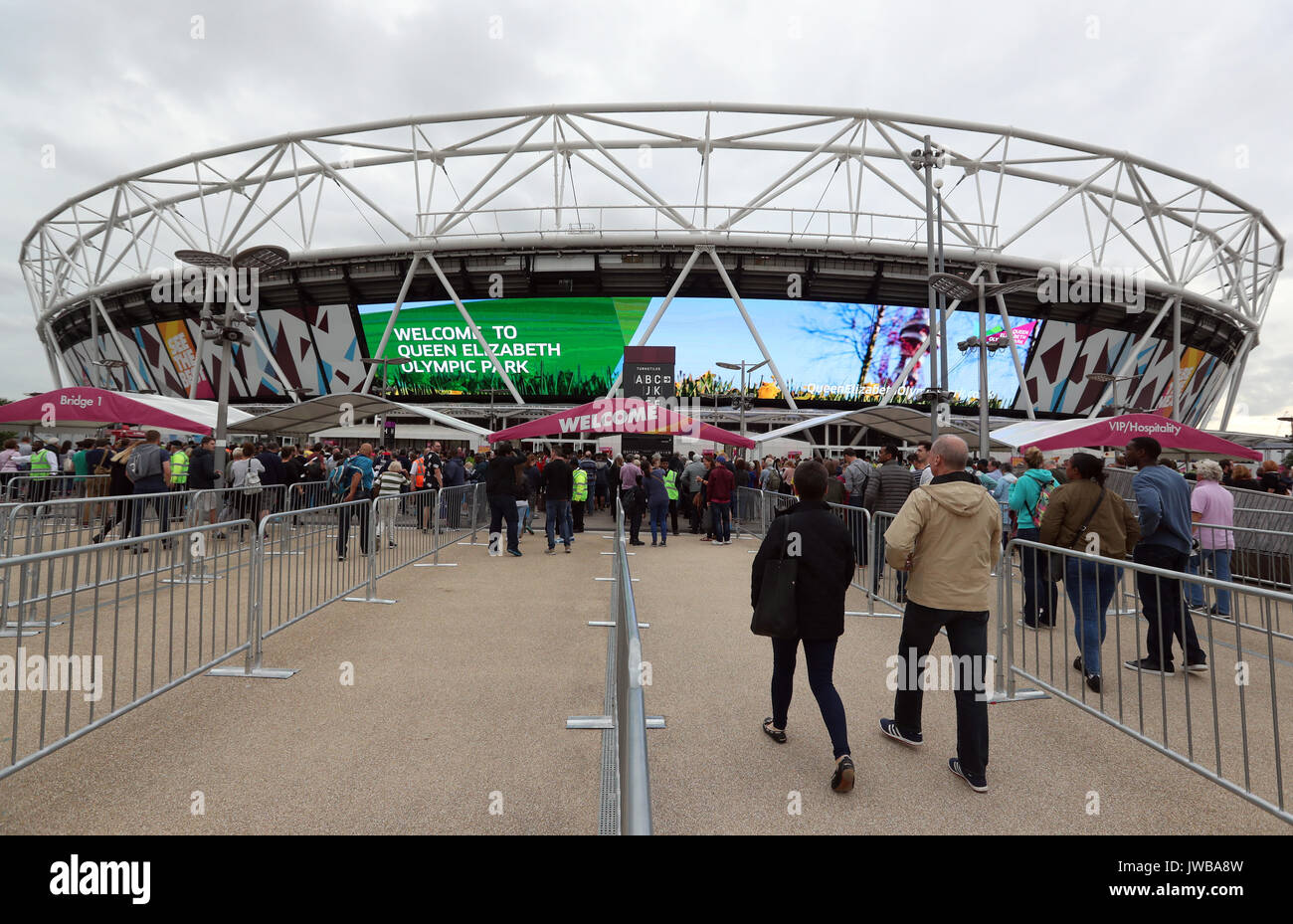 Los Fans llegan para el día ocho de los Campeonatos Mundiales de la IAAF de 2017 en el estadio de Londres. Asociación de la prensa de la foto. Imagen Fecha: Viernes 11 de agosto de 2017. Consulte PA historia mundial de atletismo. Crédito de la foto debe leer: Jonathan Brady PA/Cable. Restricciones: sólo para uso editorial. No hay transmisión de imágenes en movimiento o sonido y no hay video de la simulación. Foto de stock