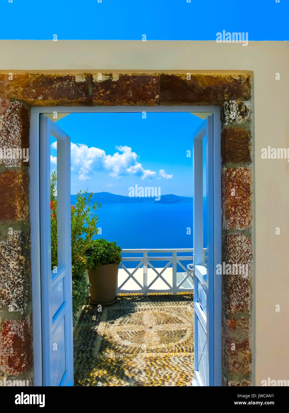 Hermosa vista al mar desde el balcón. La isla de Santorini, Grecia. Foto de stock