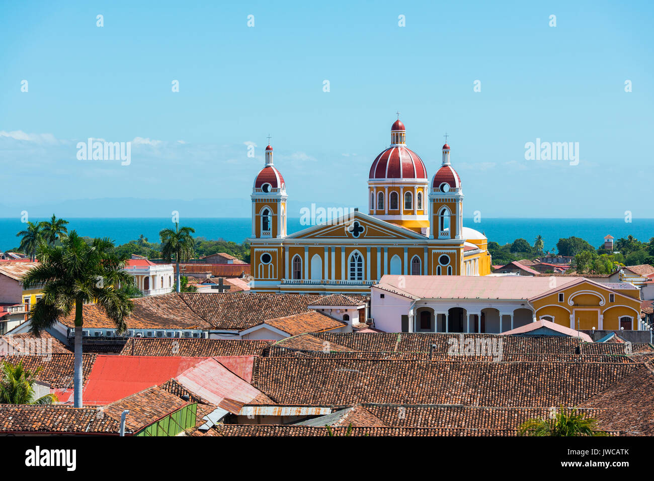 Vista de la catedral de Nuestra Señora de la Asunción, el centro histórico, Granada, Nicaragua Foto de stock