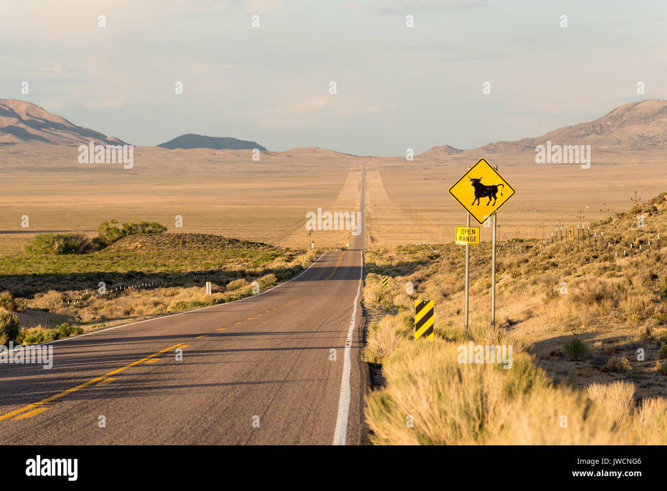 Open Range firmar en una carretera en el desierto de Nevada. Foto de stock