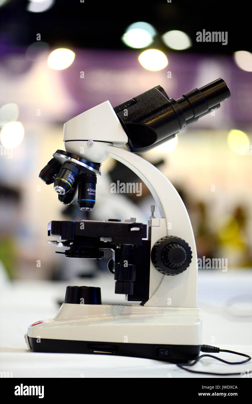 Equipo de laboratorio - Microscopio óptico.Microscopio es utilizado para  realizar experimentos de investigación planificada, educativa, médica y  manifestaciones en h Fotografía de stock - Alamy