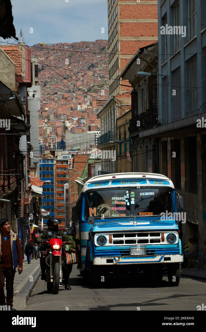 Bus en las estrechas calles empinadas de la Paz, Bolivia, América del Sur Foto de stock