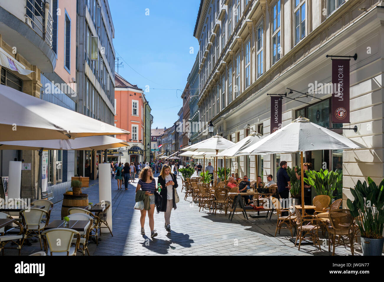 Bares y cafeterías de la calle Laurinska en el centro histórico de la ciudad de Bratislava, Eslovaquia Foto de stock