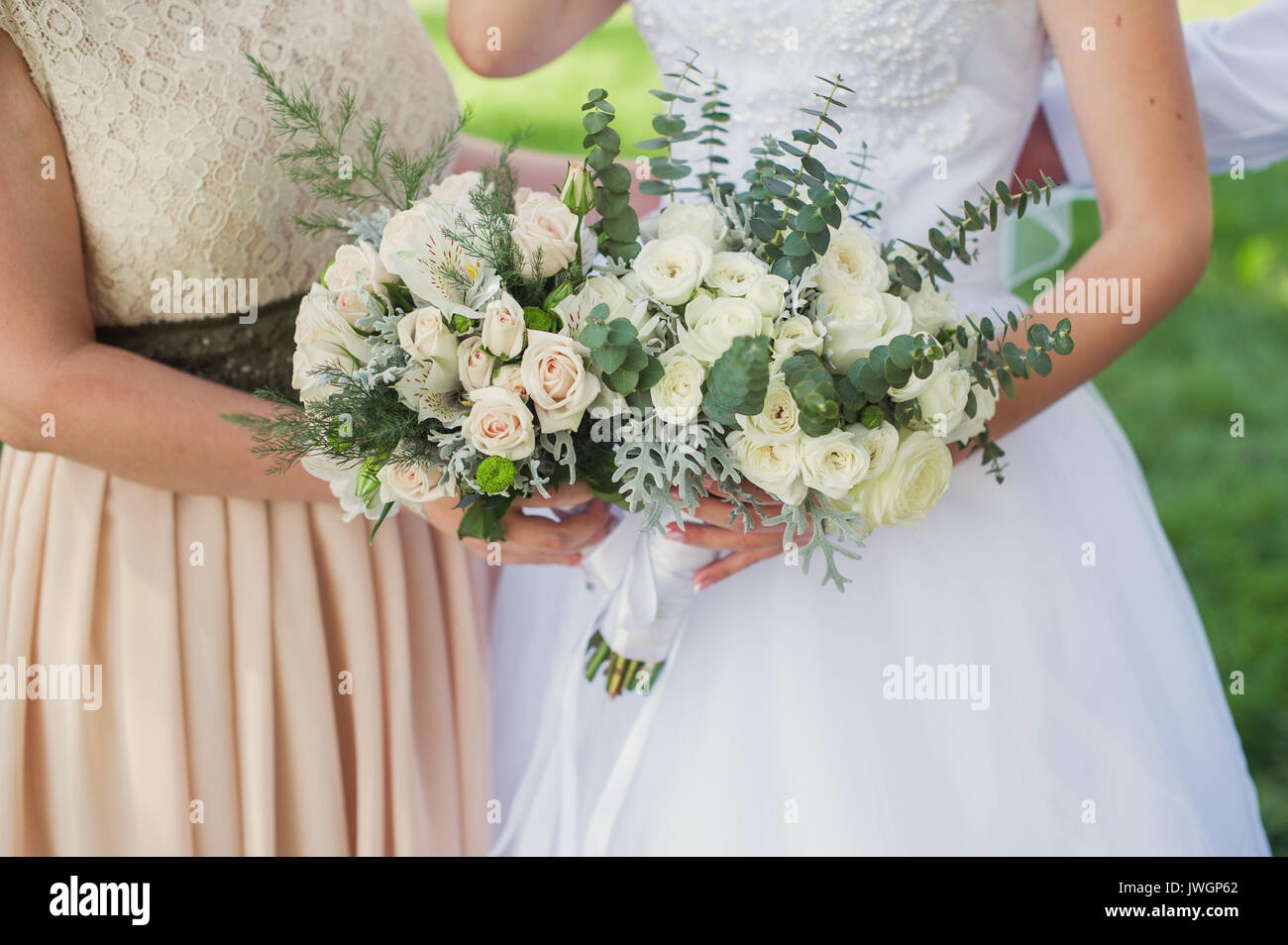 Bride and bridesmaid con ramos Foto de stock