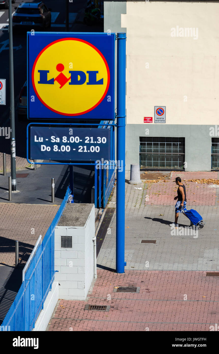 Descuento Lidl supermercado, Milan, Italia de Alamy