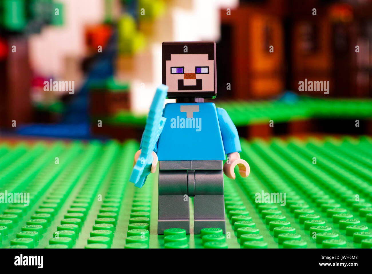 Tambov Rusia 25 De Junio De 17 Lego Minecraft Steve Minifigure Con Espada De Diamante Placa Base Verde Foto De Estudio Fotografia De Stock Alamy