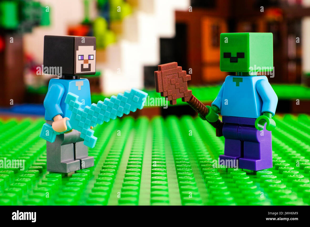 Tambov Rusia 25 De Junio De 17 Lego Minecraft Steve Combates Zombie Placa De Fondo Verde Foto De Estudio Fotografia De Stock Alamy
