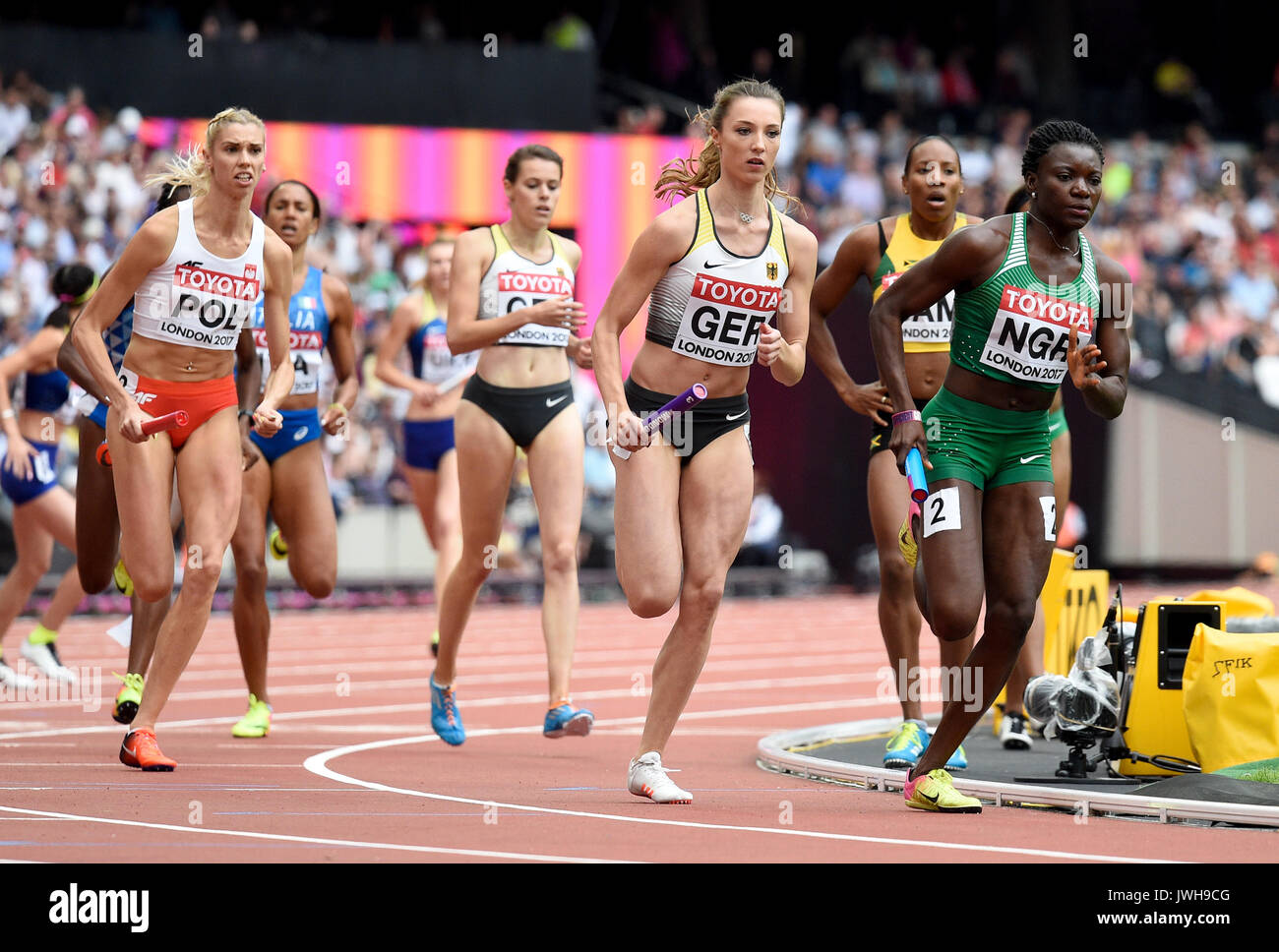 Londres, Reino Unido. 12 Aug, 2017. Atleta alemán Laura Müller toma el  relevo de su compañero Svea Köhrbrück durante los 4 x 100 metros relevos carrera  en el Campeonato Mundial de la