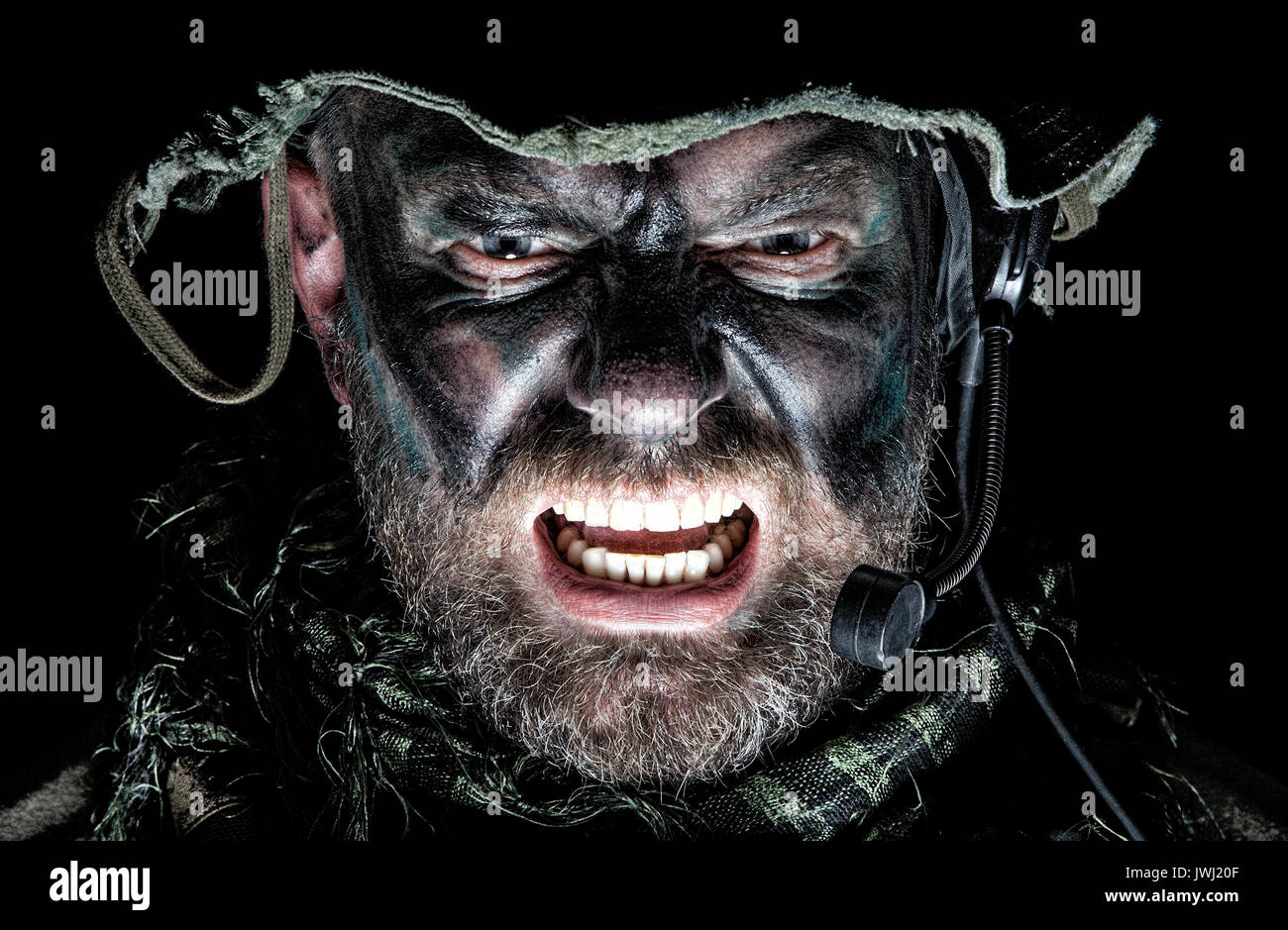 Estados Unidos Commando cara foto de estudio. Boca abierta, soldado gritando, emitiendo intimidar formidable grito aterrador. Closeup retrato, recortado, Foto de stock