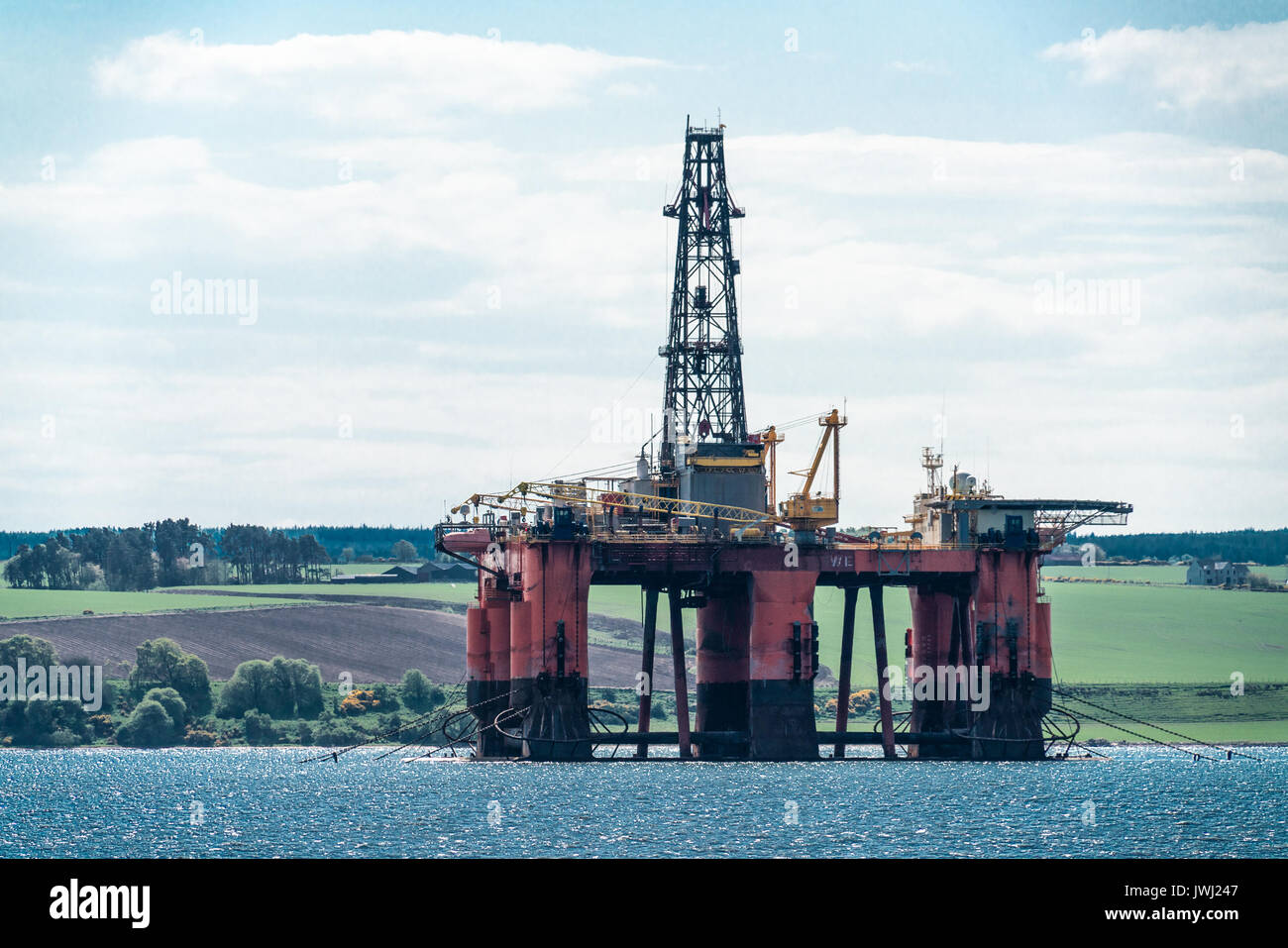 En desuso para perforación de petróleo del Mar del Norte amarrado en el Cromarty Firth, Escocia Foto de stock
