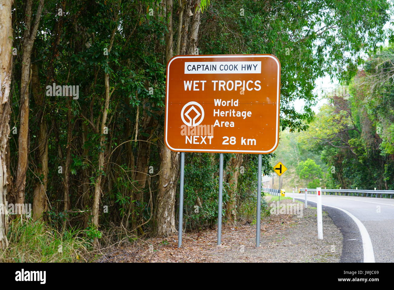 La autopista Captain Cook, pasando a través de los trópicos húmedos, un sitio del Patrimonio Mundial de la UNESCO, cerca de Cairns, en Queensland, Australia Foto de stock