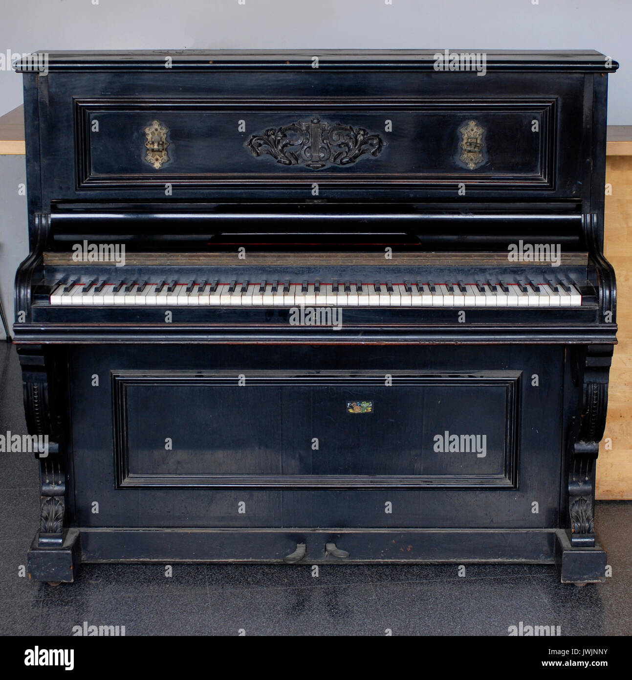 Piano de madera antigua, realizado por Maristany para Chassaigne Freres,  Francia Fotografía de stock - Alamy