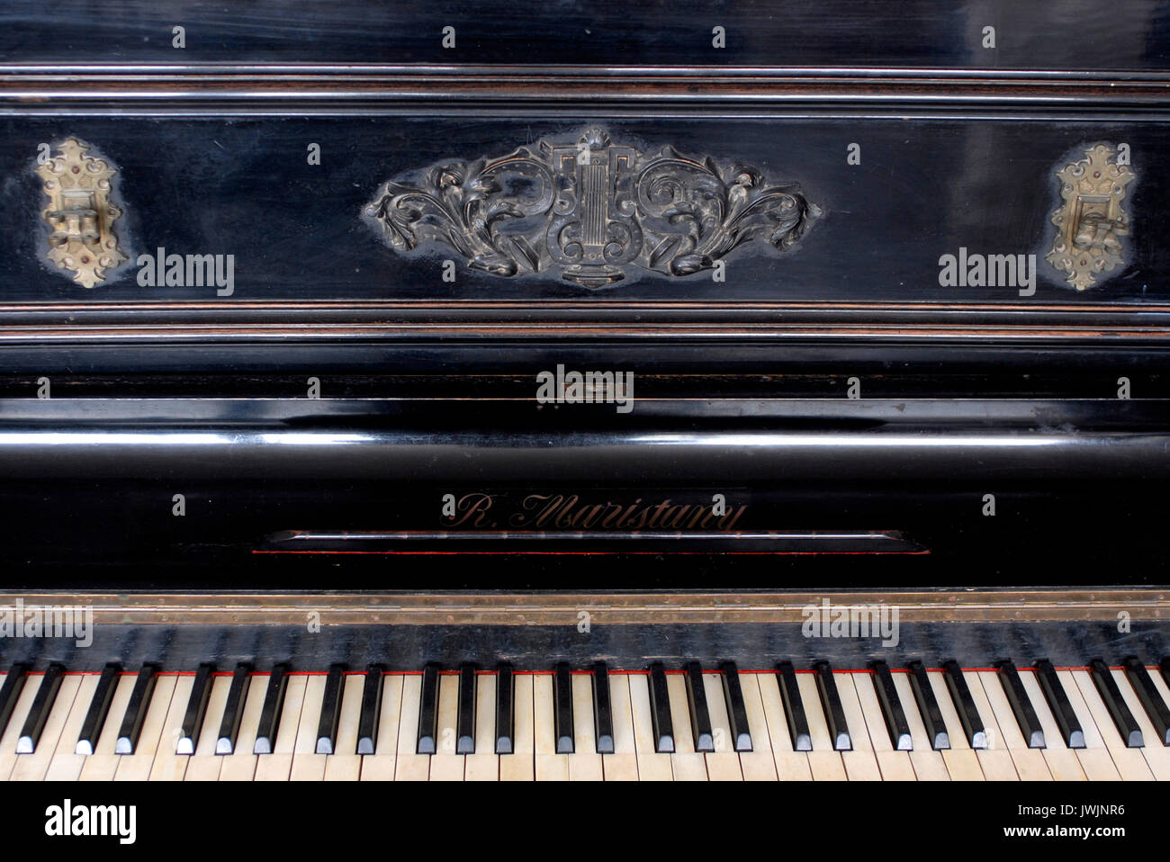 Piano de madera antigua, realizado por Maristany para Chassaigne Freres,  Francia Fotografía de stock - Alamy