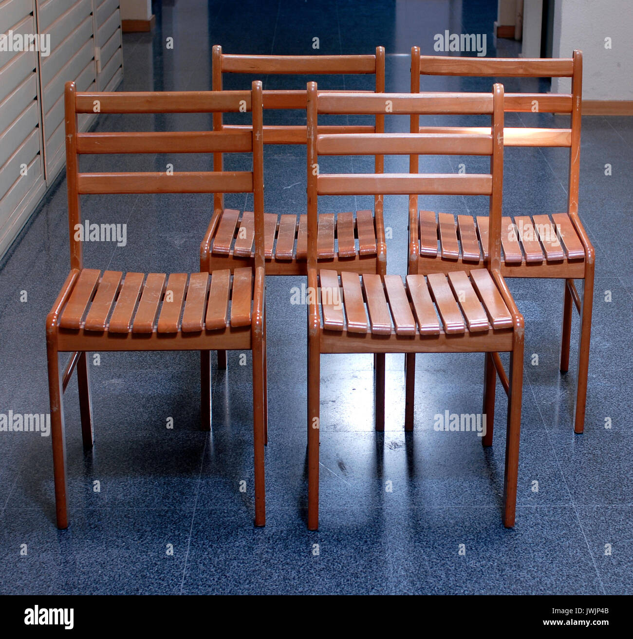 Cuatro sillas vintage hechas por madera, estilo clásico Fotografía de stock  - Alamy