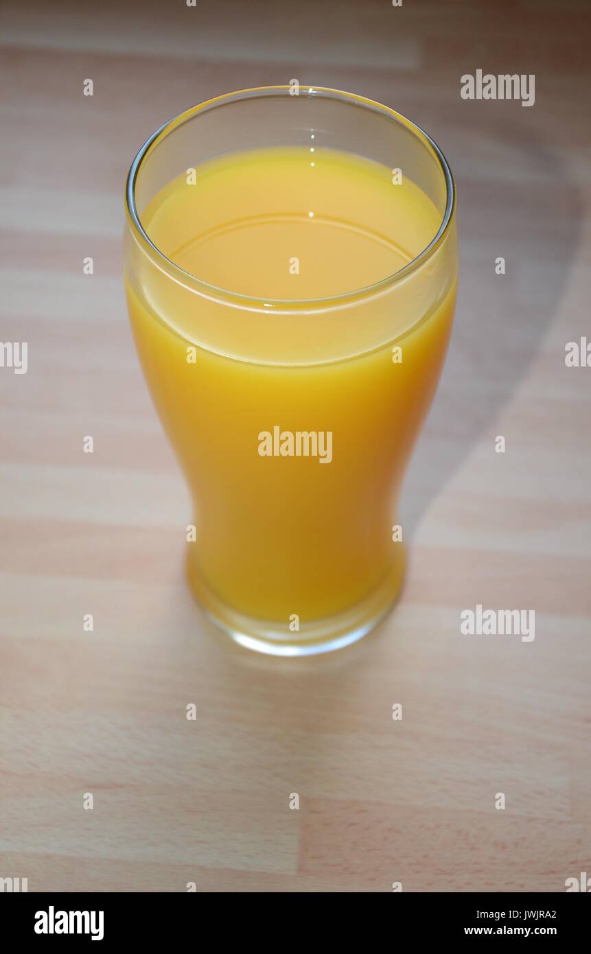 Cinco al día, pinta de recién exprimido zumo de naranja Foto de stock