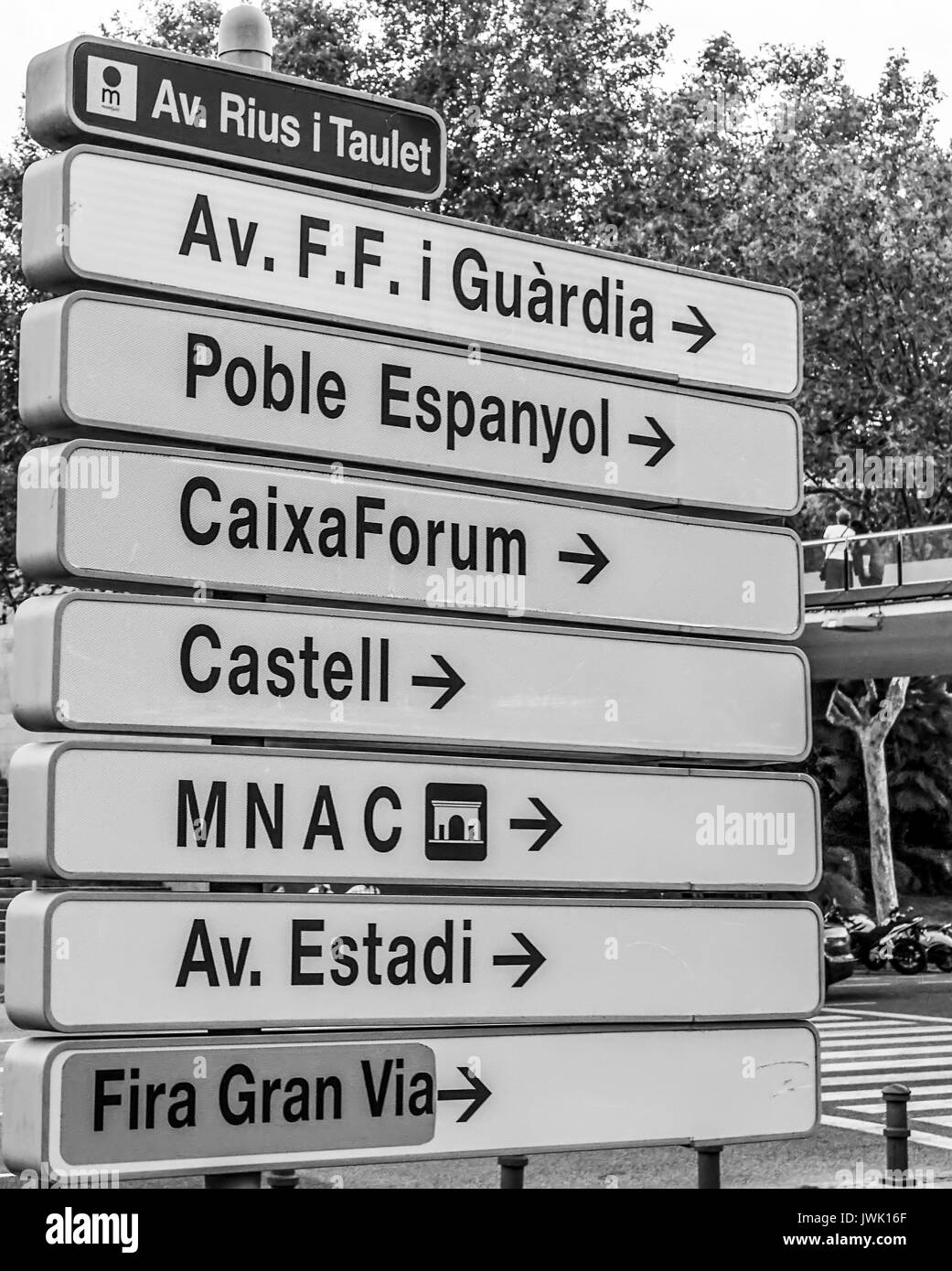 Señales de dirección calle de Barcelona en la Plaça de Espanya - BARCELONA  / ESPAÑA - Octubre 2, 2016 Fotografía de stock - Alamy