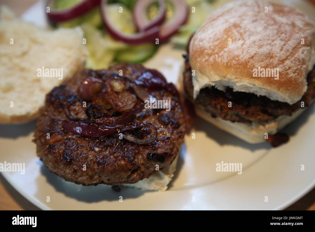 Tiempo de barbacoa, salón exterior, carne de hamburguesa en un panecillo Foto de stock