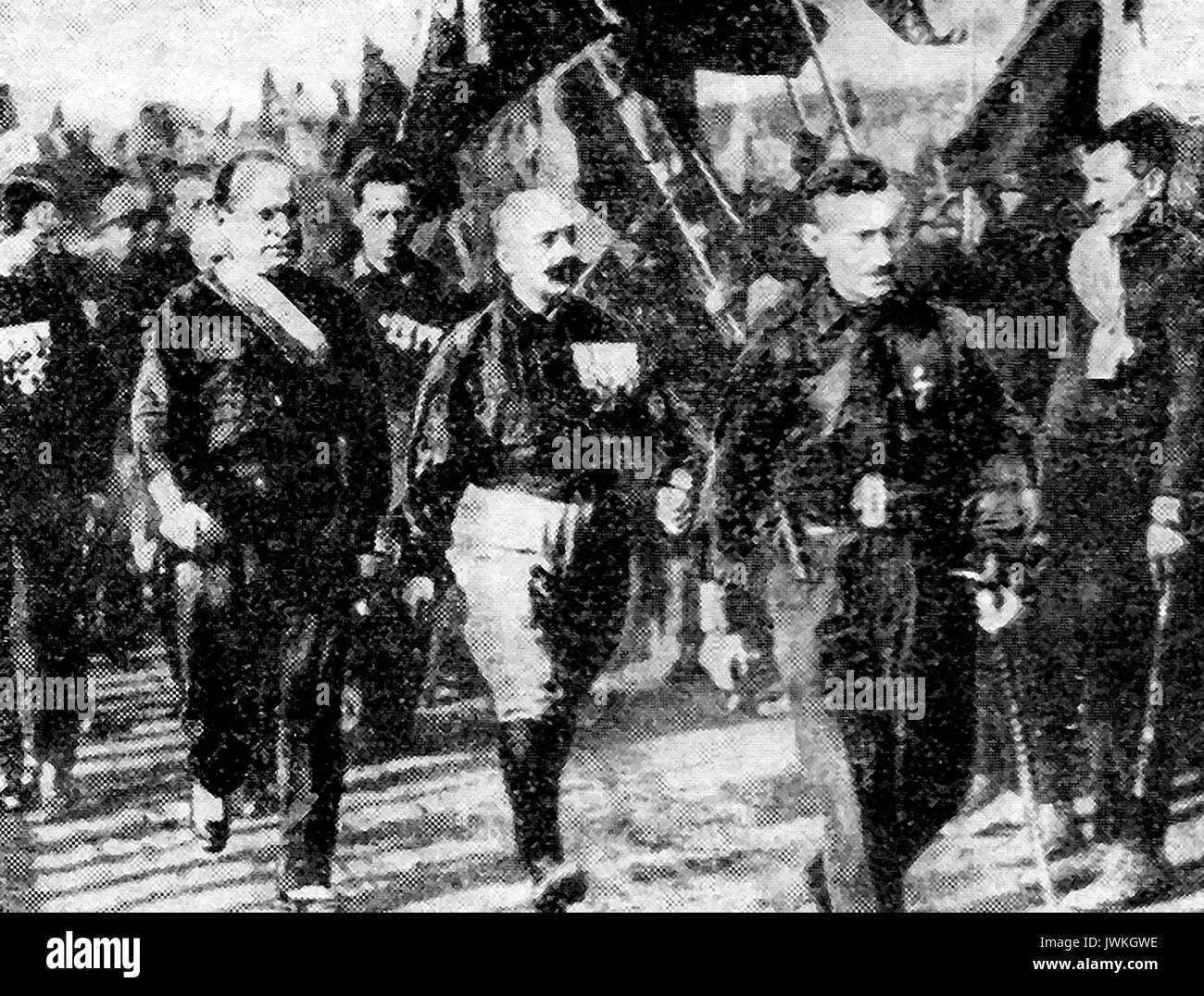 1922 Mussolini acompañado por sus camisas negras fascistas reunidos en Roma Foto de stock
