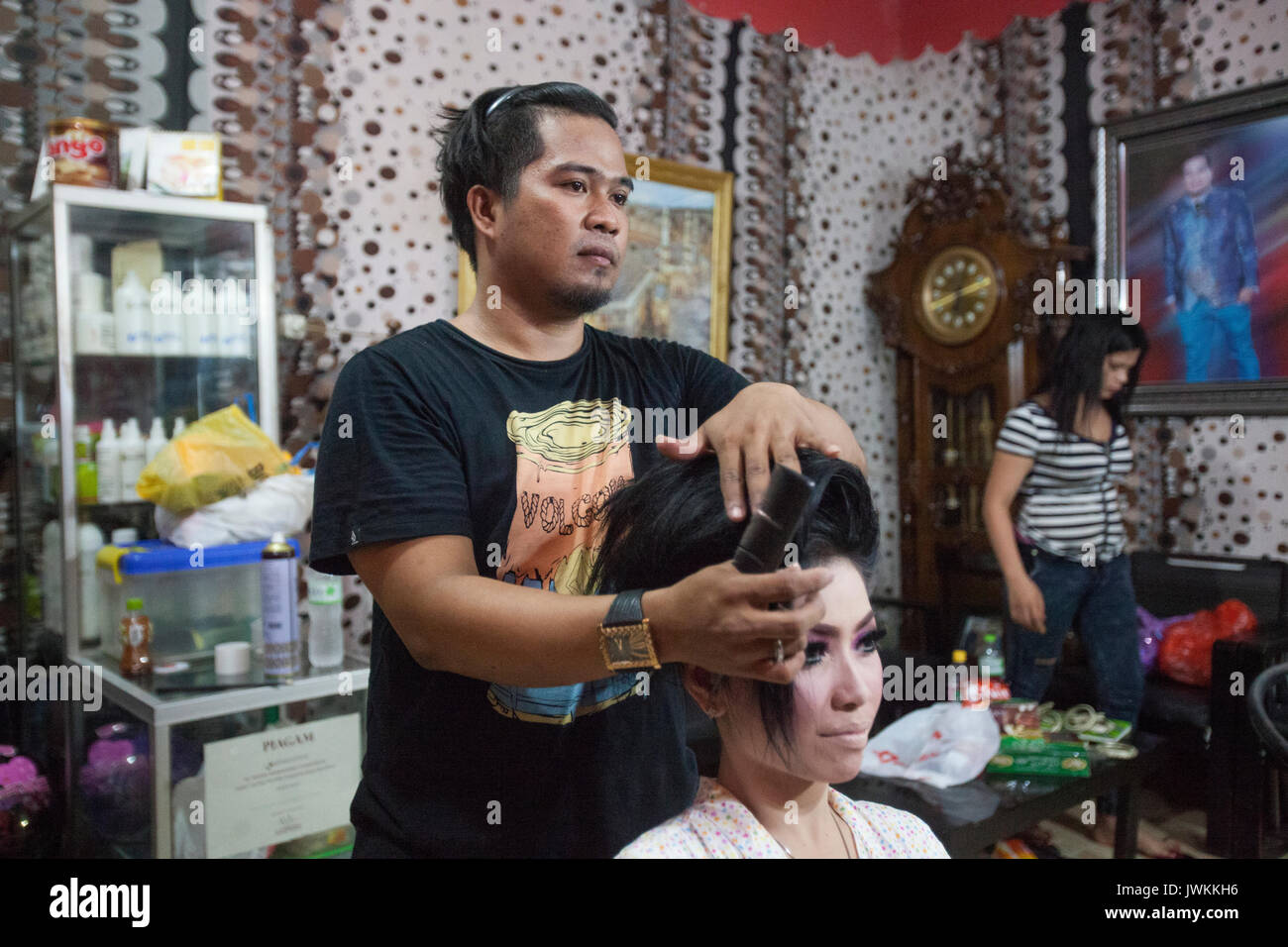 Wanda es una joven autodidacta maquilladora en Sidrap. Ella es muy talentosa y en los 3 años desde que abrió su salón de belleza, su popularidad aumentó rápidamente. Ella tiene 2 empleados, ambas mujeres transgénero, como cree que los clientes prefieren su maquillaje y peinado realizado por calabai. Ella espera poder abrir pronto una completa organización de bodas negocios. Foto de stock