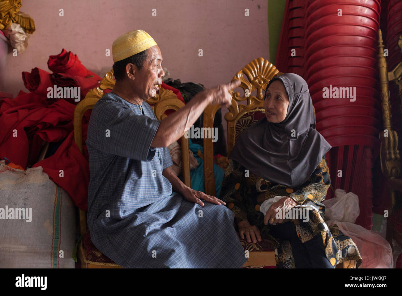 Haji Idha, el jefe de la comunidad transgénero en Sulawesi del Sur, es una mujer de negocios exitosa. Como la mayoría de los aproximadamente 10000 calabai viviendo en Sulawesi del Sur, ella tiene una empresa organizadora de bodas, continuando la tradición según la cual el Símbolo buginés todas las bodas fueron organizados por calabai. Ella comenzó su boda organizar negocios en 1978 y actualmente es uno de los más famosos de la zona, con órdenes procedentes de toda Indonesia, desde familias de Bugis que se han trasladado a lugares distantes. Foto de stock