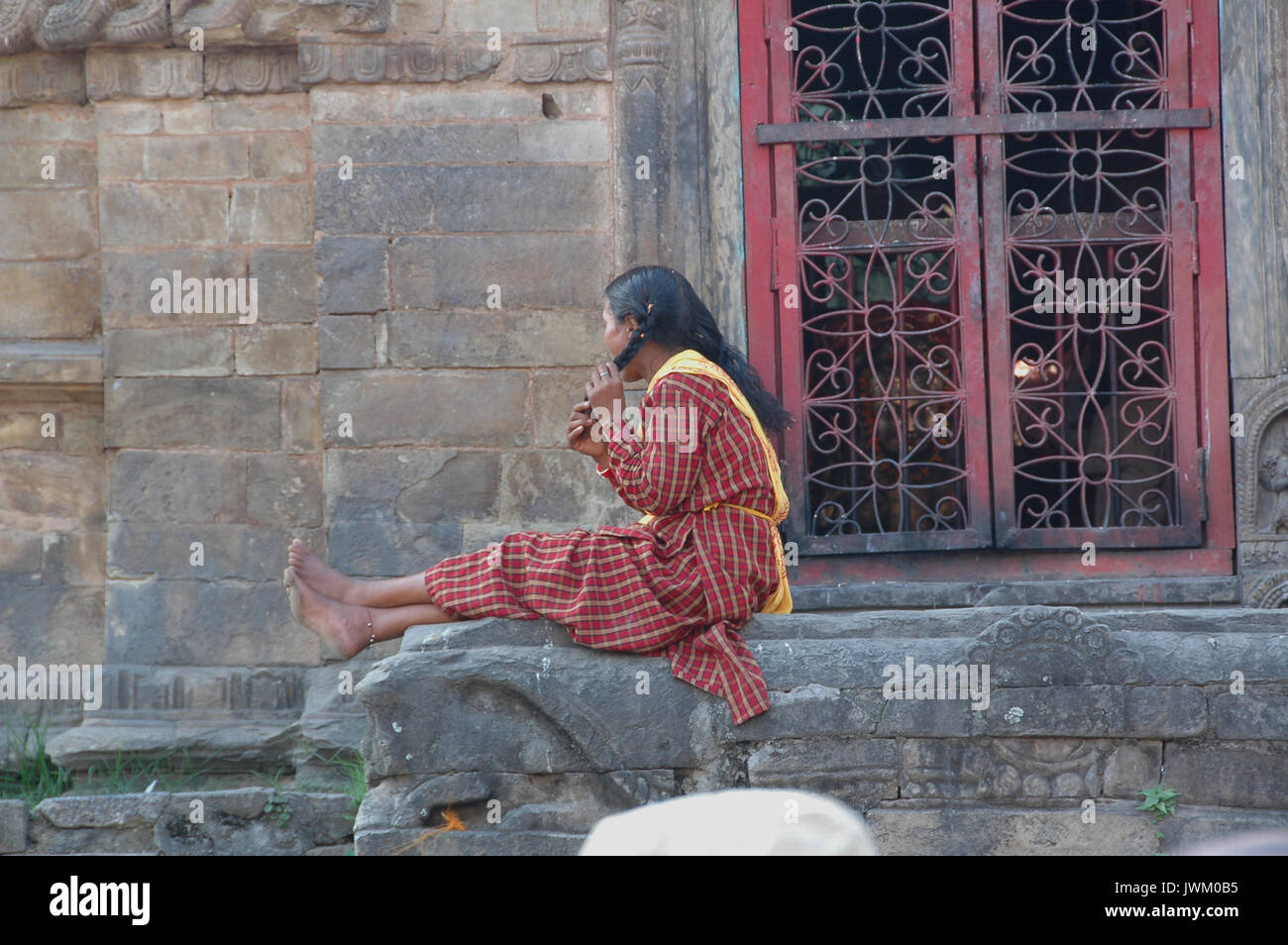 Una Niña Nepalí Moldear Su Cabello Con Un Telón De Fondo De Una Ventana De Temple Square Burdar 