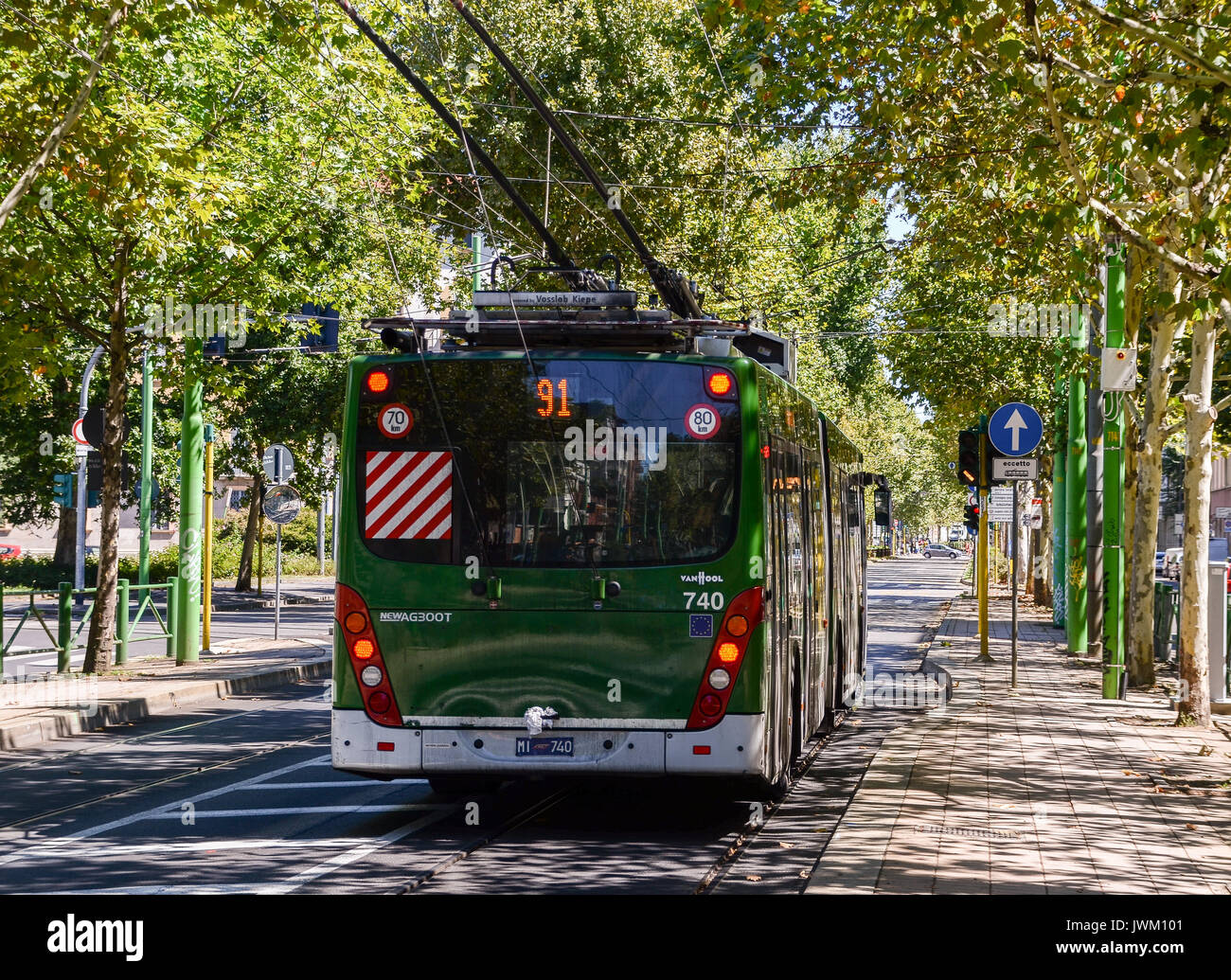 El autobús número 91 en Milán, Italia, es un servicio de 24 horas en la carretera de circunvalación de la ciudad Foto de stock