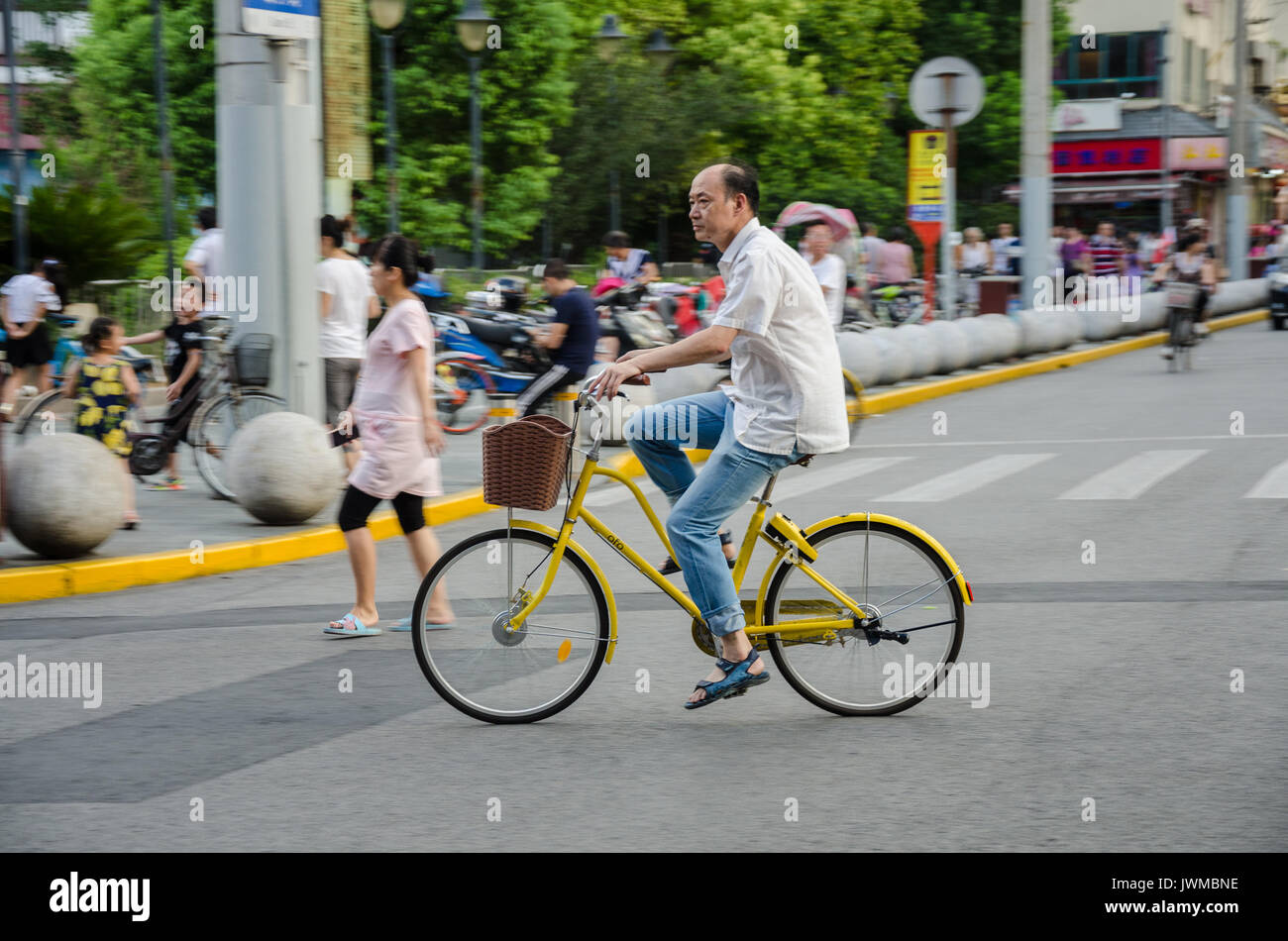 Man on bicycle in shanghai fotograf as e im genes de alta