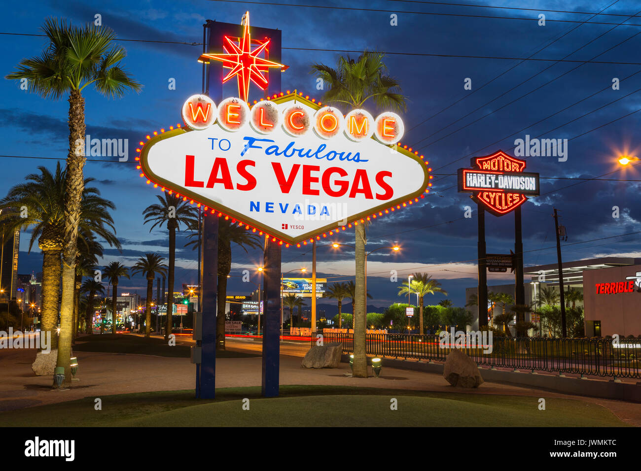 La icónica "Bienvenido a la fabulosa Las Vegas' cartel de neón que saluda a los visitantes que viajen al norte de Las Vegas en Las Vegas strip. Foto de stock