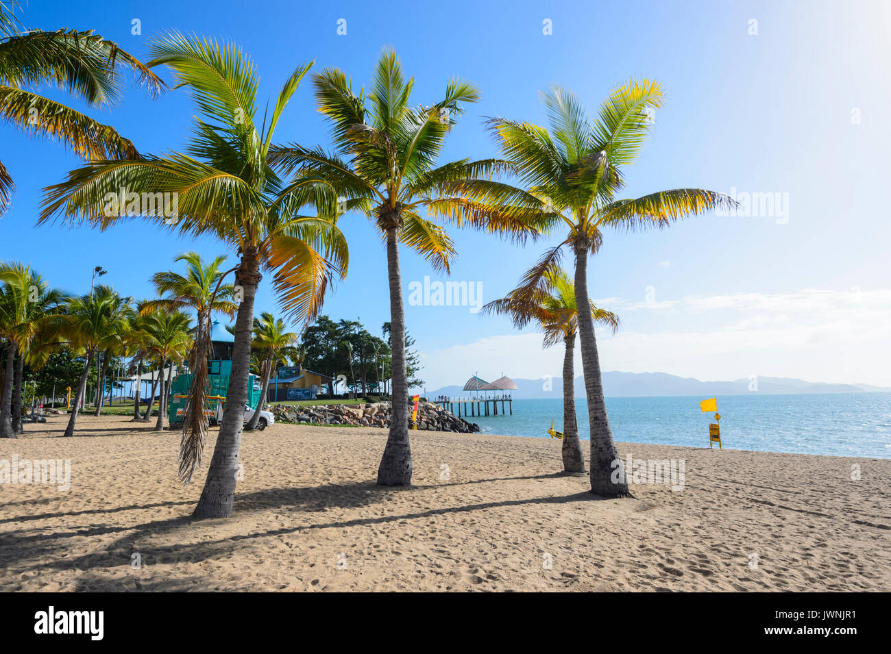 Pintoresca playa tropical con palmeras, Townsville, Queensland, Queensland, Australia Foto de stock