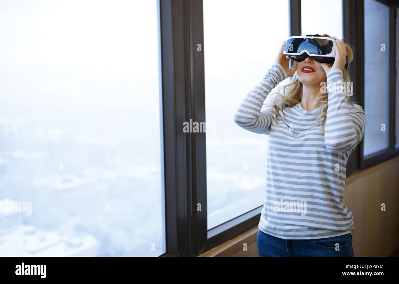Mujer vistiendo casco de realidad virtual Foto de stock