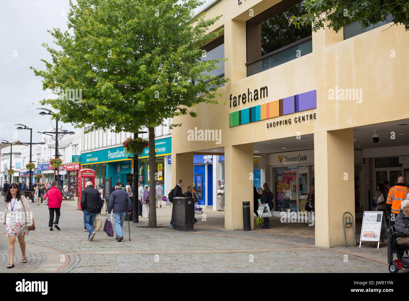 Small shopping mall england fotografías e imágenes de alta resolución -  Alamy