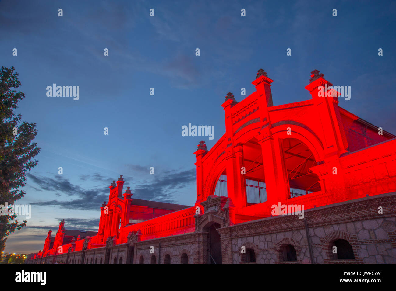 Matadero de edificios, la vista de noche. Arganzuela, Madrid, España. Foto de stock