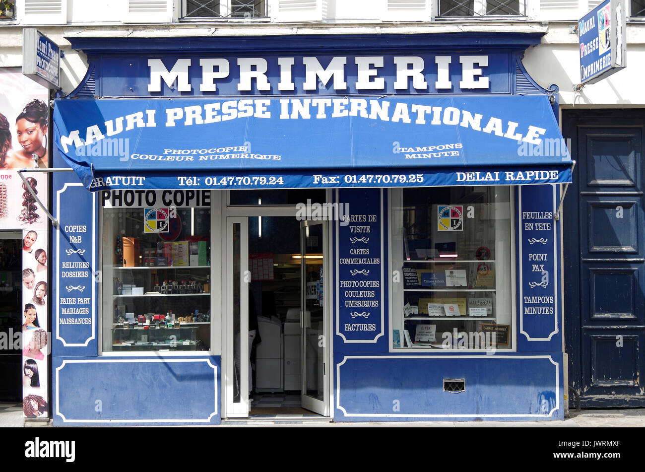 Mauri Presse Internationale, pequeño barrio imprenta, toldos y toda la  tienda frente en azul, con letras blancas Fotografía de stock - Alamy