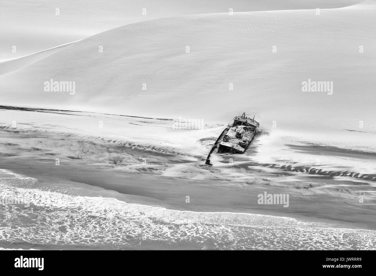 Naufragio a lo largo de la costa de Namibia donde el Namib desagua en el Océano Atlántico Foto de stock