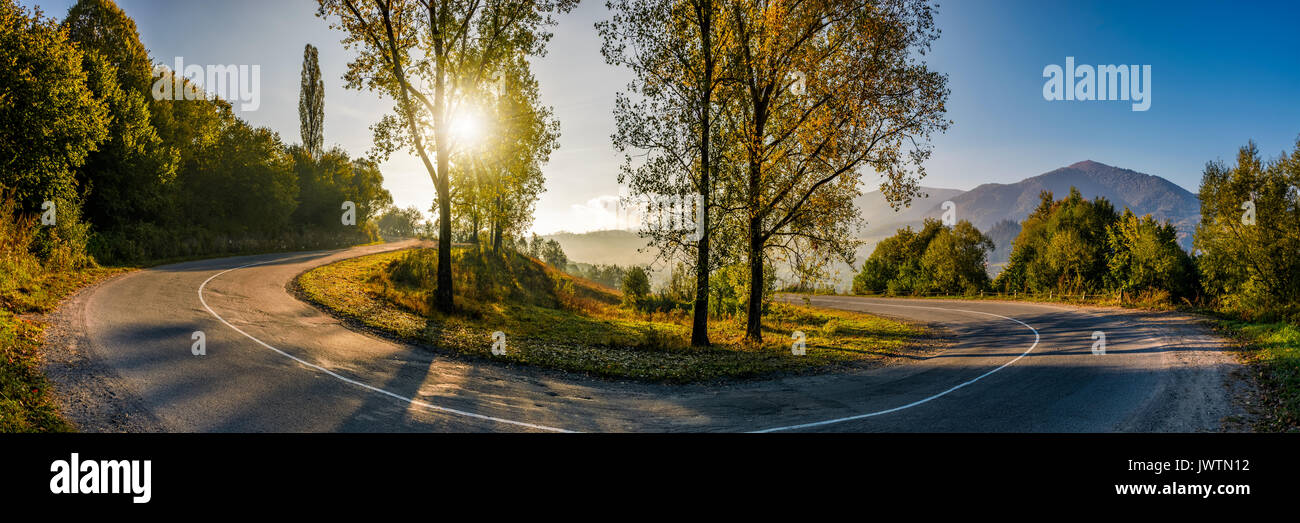 Los plazos de entrega de la serpentina en el área rural. brillante amanecer otoñal en las montañas Foto de stock