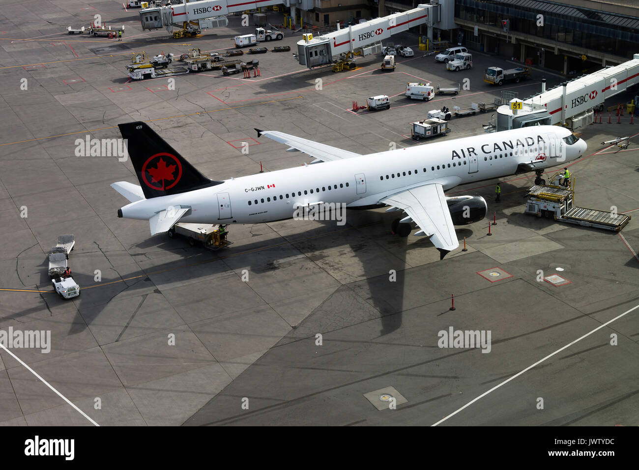 Air Canada, el avión Airbus A321-211 de Aerolíneas C-GJWN preparando para salir al Aeropuerto Internacional de Calgary Alberta Canada Foto de stock