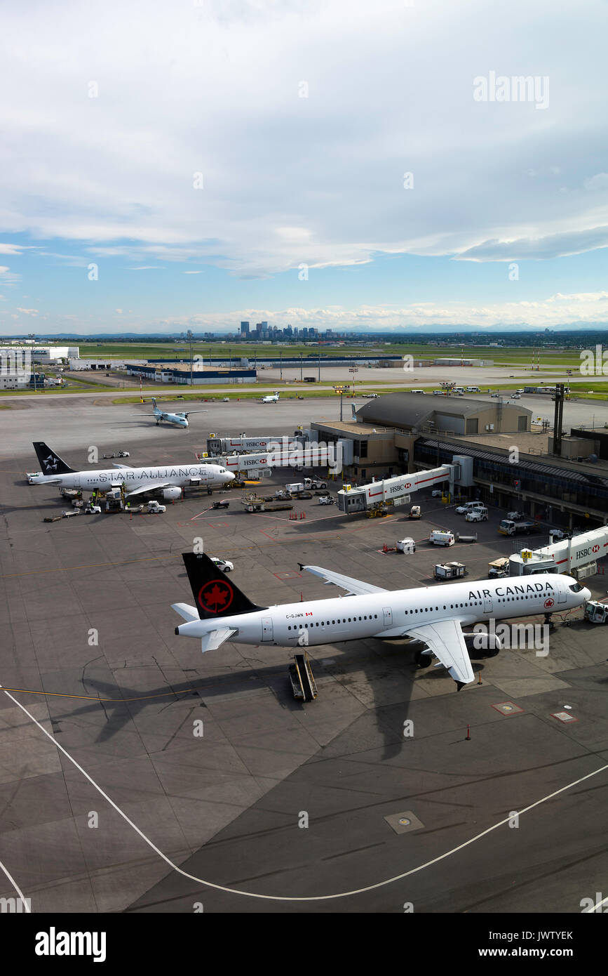 Air Canada, el avión Airbus A321-211 de Aerolíneas C-GJWN preparando para salir al Aeropuerto Internacional de Calgary Alberta Canada Foto de stock