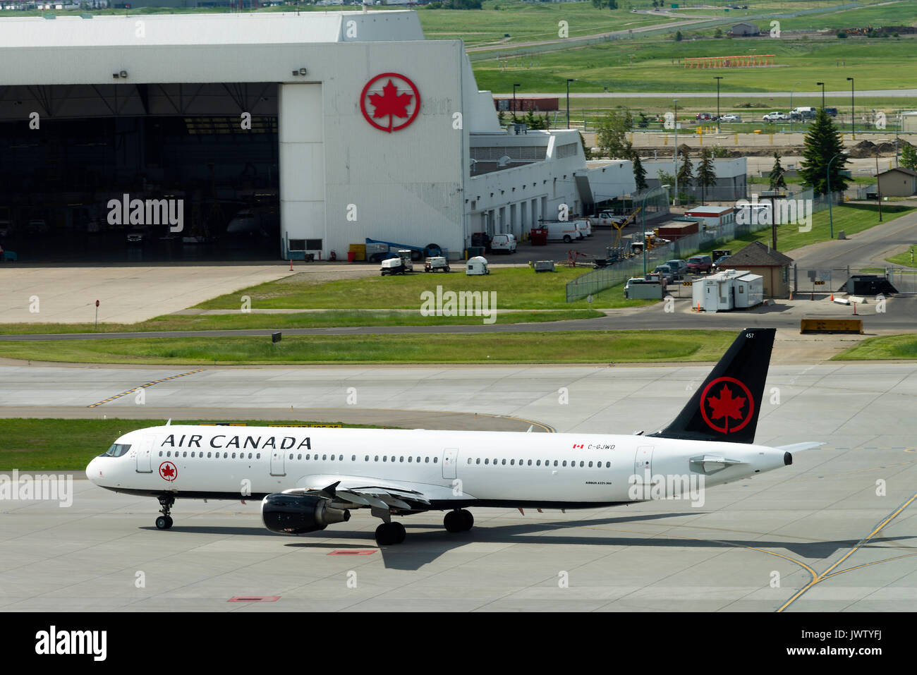 Air Canada, el avión Airbus A321-211 de Aerolíneas C-GJWD Taxxiing a su llegada al Aeropuerto Internacional de Calgary Alberta Canada Foto de stock