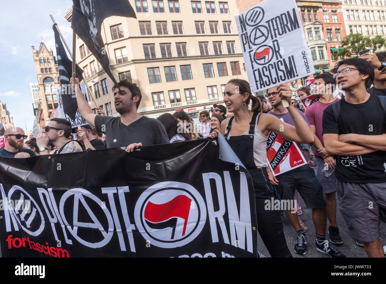 Nueva York, NY, EUA. 13 Aug, 2017. Los neoyorquinos se reunieron en Union Square para permanecer en solidaridad con el pueblo de Charlottesville, VA, condenan la tecla Alt derecha, fascismo y presidente Donald Trump, después de que tres personas fueron asesinadas en relación con una ala derecha rally denominado "Unir el derecho." La multitud, incluidos activistas de socialistas democráticas, Negro vidas asunto, la ACLU y otros grupos. Crédito:: Stacy Walsh Rosenstock/Alamy Foto de stock