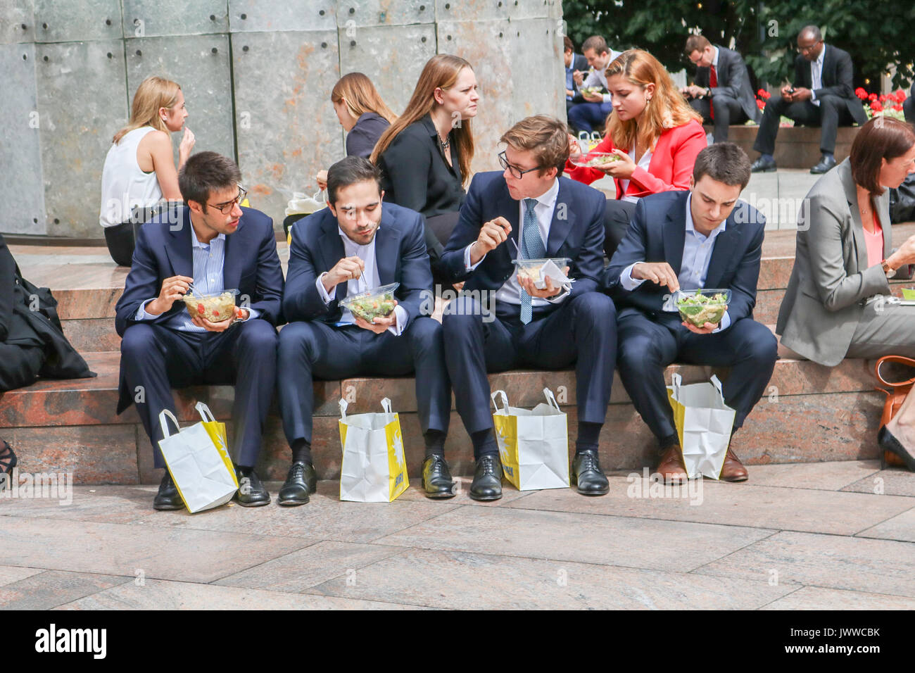 Londres, Reino Unido. El 14 de agosto de 2017. Los trabajadores de la ciudad, disfrutar de su almuerzo en el sol, en el distrito financiero de Canary Wharf Crédito: amer ghazzal/Alamy Live News Foto de stock