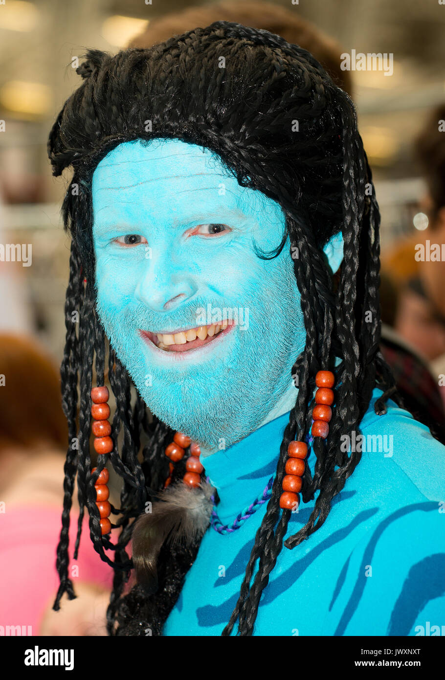Hombre en pleno maquillaje azul como un personaje de la película Avatar en  el London Film & Comic Con 2017 (pase de prensa/permiso obtenido a partir  de los organizadores Fotografía de stock -