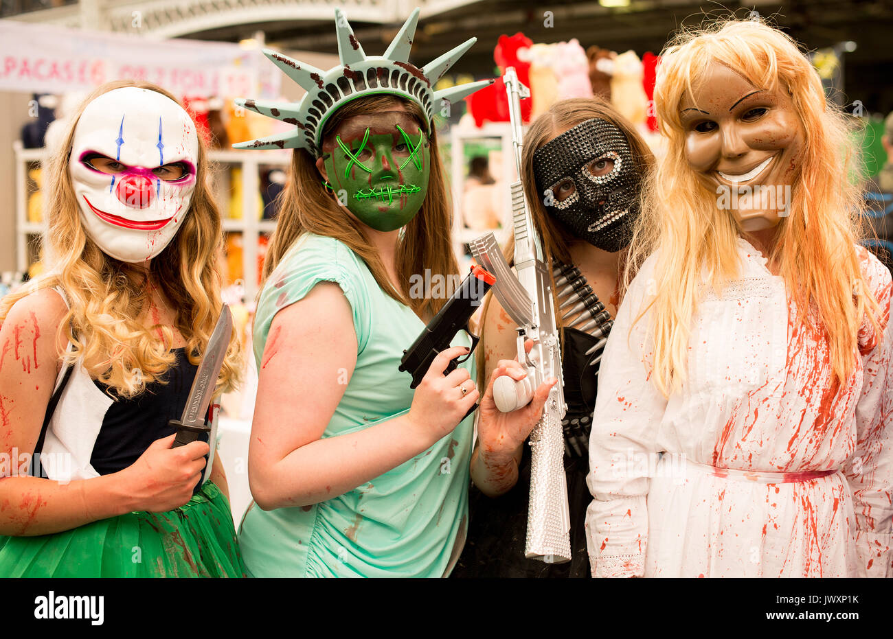 Jóvenes muchachas vestidas como los personajes de la película de terror La  purga en el London Film & Comic Con 2017 (pase de prensa/permiso obtenido a  partir de los organizadores Fotografía de
