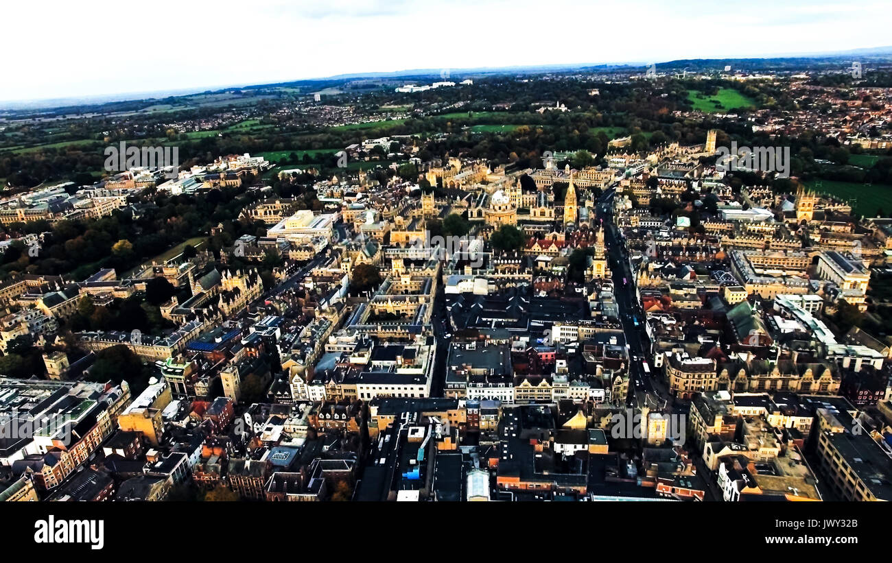 La ciudad de Oxford, Inglaterra vista aérea. vista de pájaro incluyendo los edificios históricos y los edificios universitarios de la Universidad de Oxford en el reino unido Foto de stock