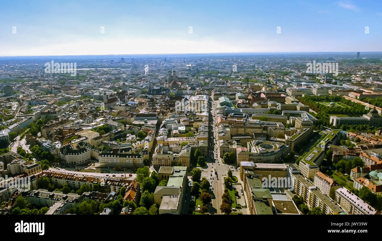 A Vista de pájaro Foto aérea de la ciudad de Munich feat el centro de la ciudad y el ayuntamiento gótico con torres icónicas, Plaza Central, edificios histórico en Alemania Foto de stock