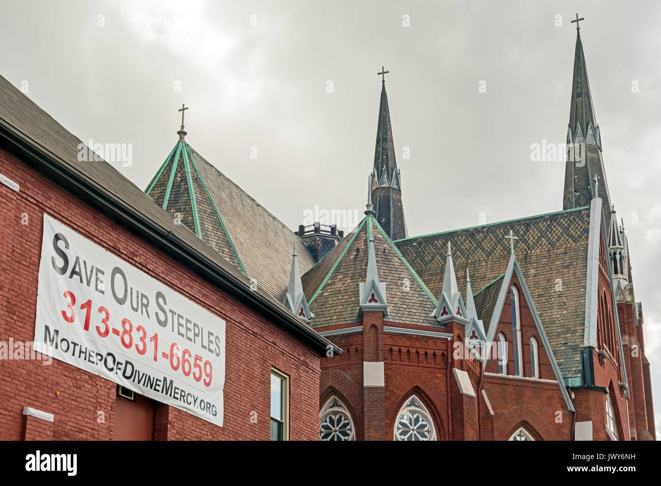 Detroit, Michigan - Miembros de la histórica dulcísimo Corazón de María Iglesia católica están haciendo campaña para salvar sus campanarios. Los campanarios son deteriorat Foto de stock
