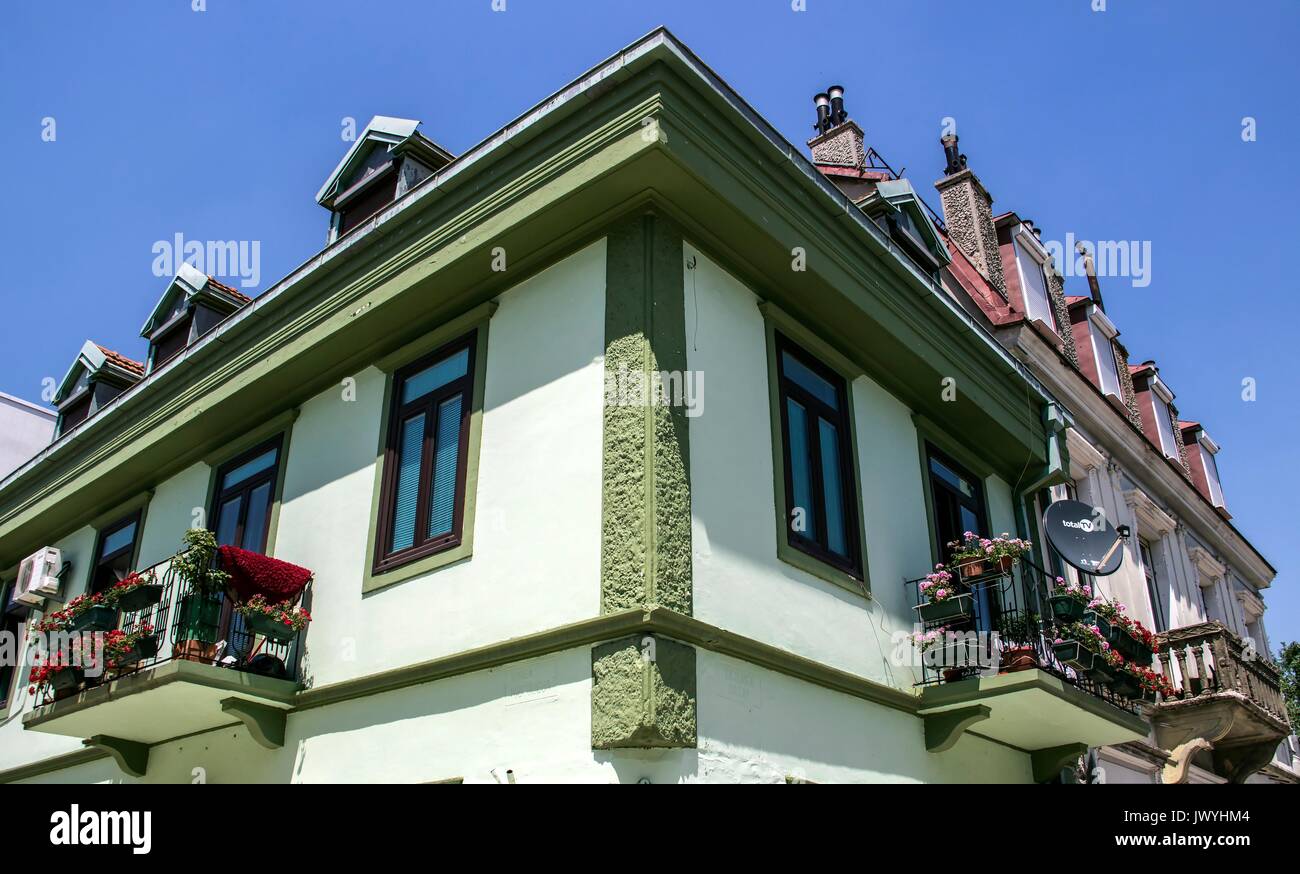 Cetinje, Montenegro - edificio de apartamentos de dos pisos Foto de stock