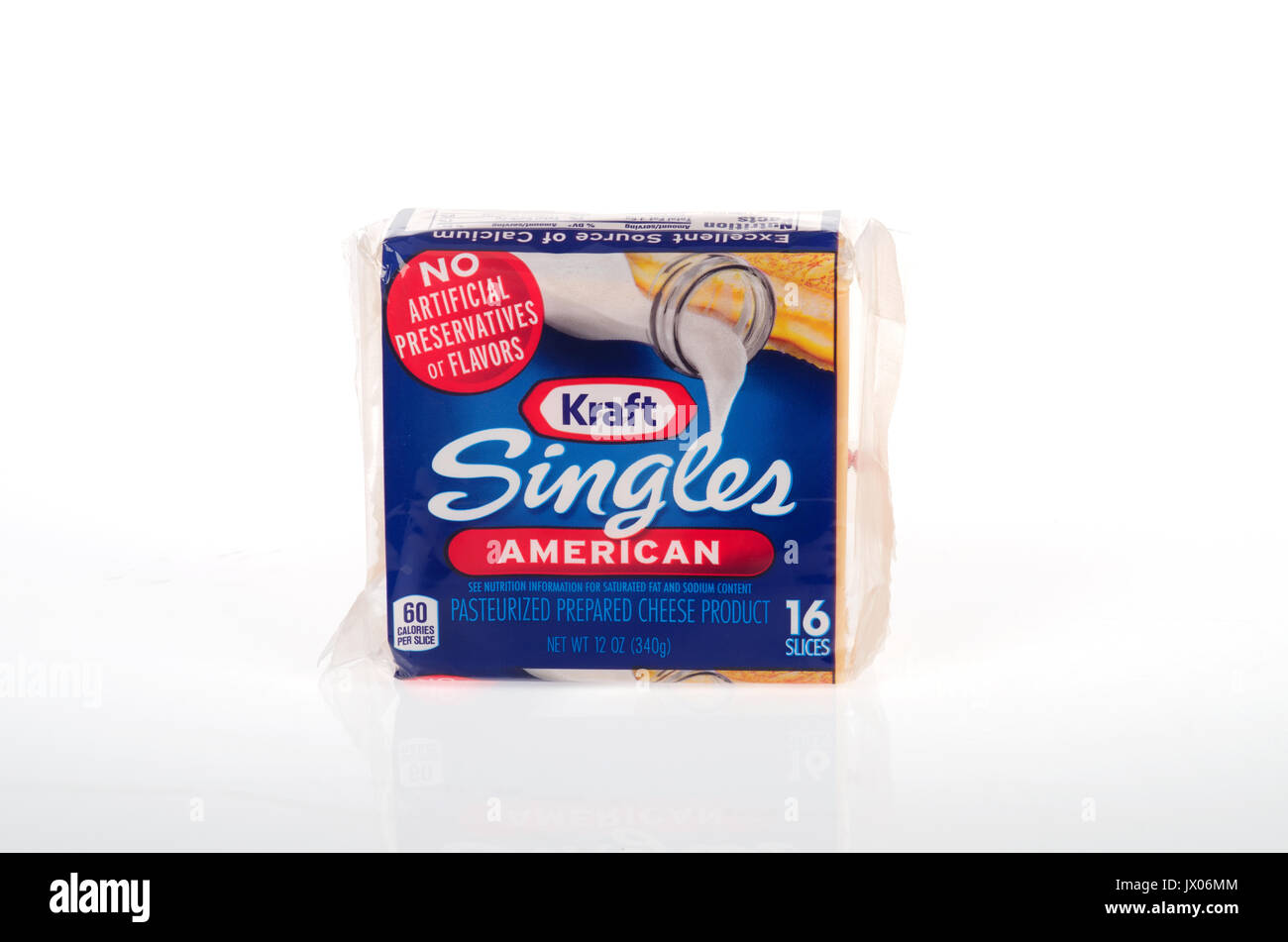 Paquete sin abrir de KRAFT Singles queso americano amarillo sobre fondo