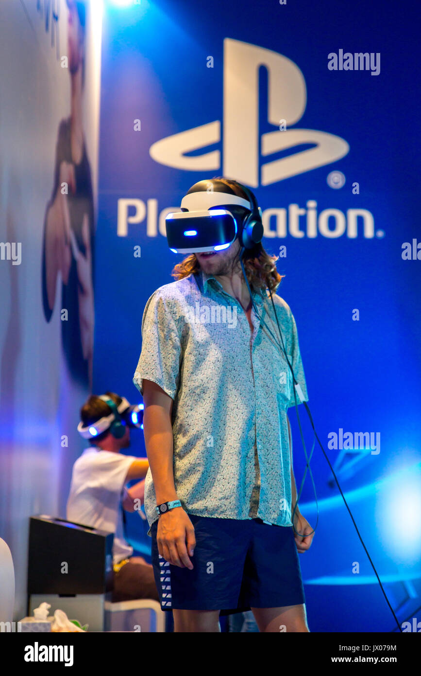 BARCELONA - jun 16: un hombre trata la Playstation VR (Realidad Virtual)  gafas al Festival Sónar el 16 de junio de 2016 en Barcelona, España  Fotografía de stock - Alamy